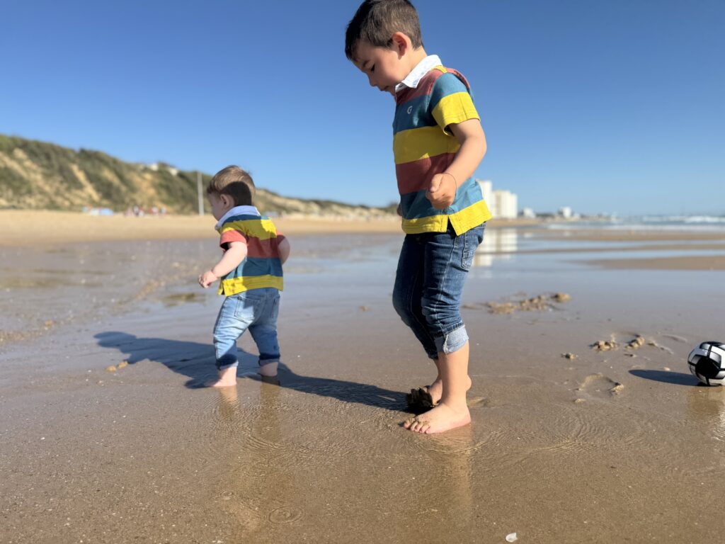 niños jugando en la playa